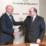 El presidente de la Diputación de Valladolid, Jesús Julio Carnero, junto al del Colegio Oficial de Farmacéuticos, Juan de Dios Jódar