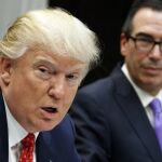 Steven Mnuchin y Donald Trump tras perder la votación contra el Obamacare
