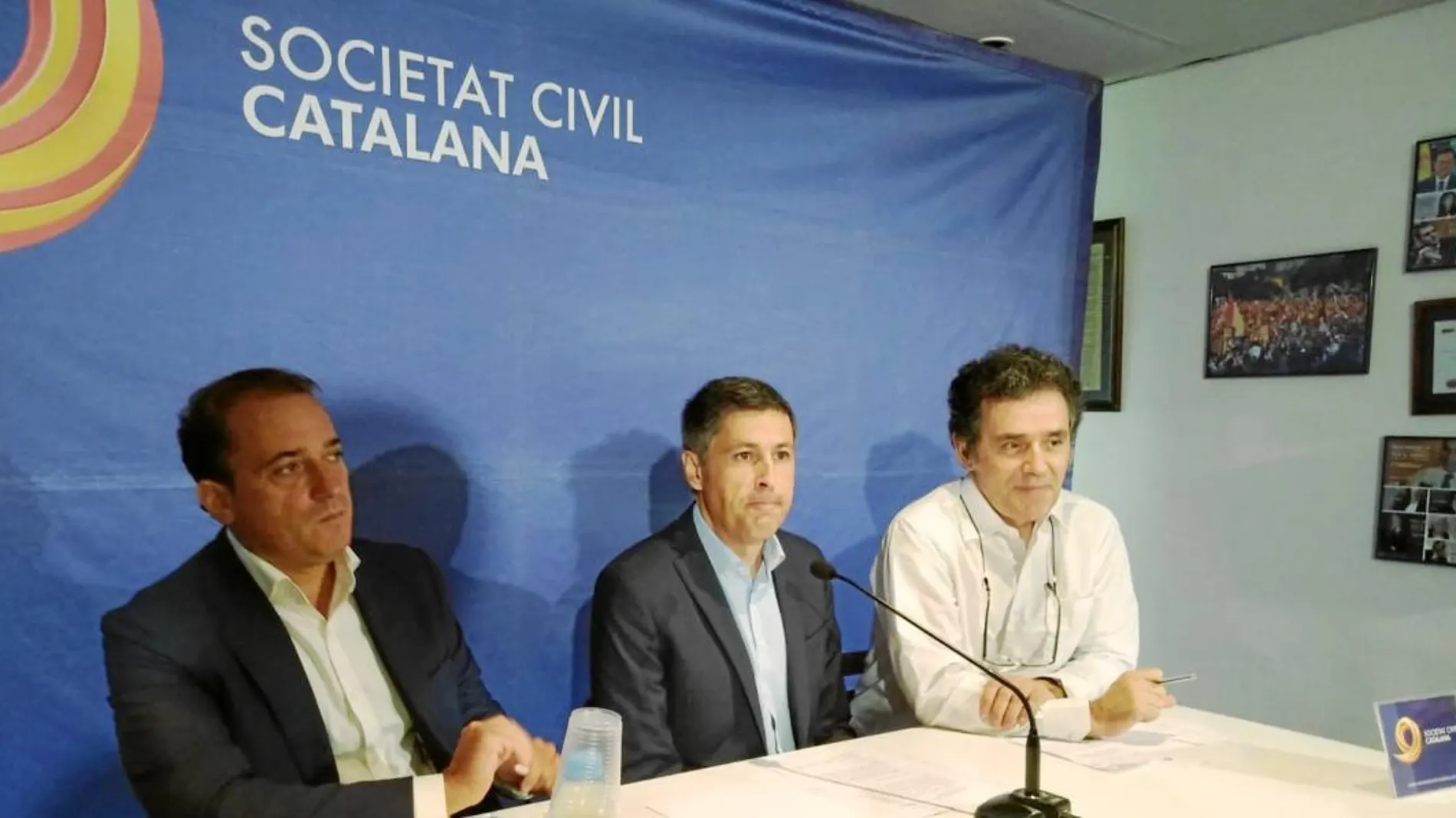 El presidente de Societat Civil Catalana, José Rosiñol, compareció ayer acompañado de gabinetes jurídicos. Foto: SCC