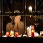 Una mujer enciende una vela por las víctimas de los ataques perpetrados por el Estado Islámico el pasado viernes en París, en Ginebra, Suiza