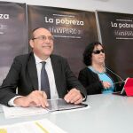 El presidente de EAPN-A, Manuel Sánchez, e Isabel Viruet, miembro de la junta directiva de la entidad