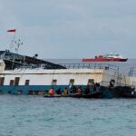 Por el momento han sido rescatadas 40 personas del ferry / Efe