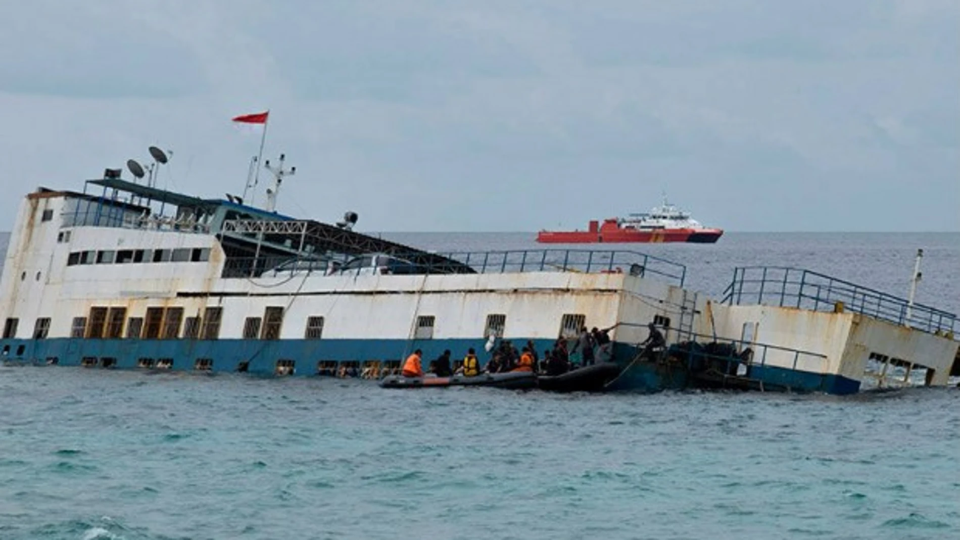 Por el momento han sido rescatadas 40 personas del ferry / Efe