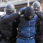 La Guardia Civil con uno de los ciudadanos marroquíes detenidos el pasado 7 de febrero en Badalona