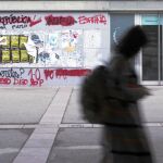Proclamas políticas independentistas y constitucionalistas se tachan mutuamente en las paredes de las calles de Barcelona