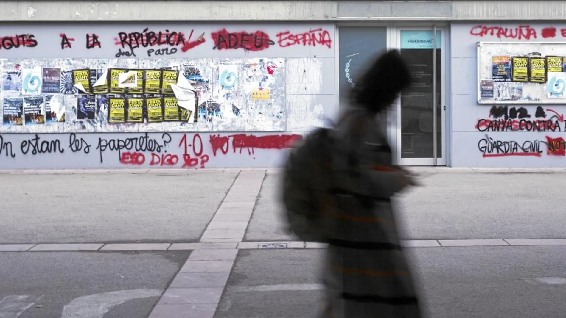 Proclamas políticas independentistas y constitucionalistas se tachan mutuamente en las paredes de las calles de Barcelona