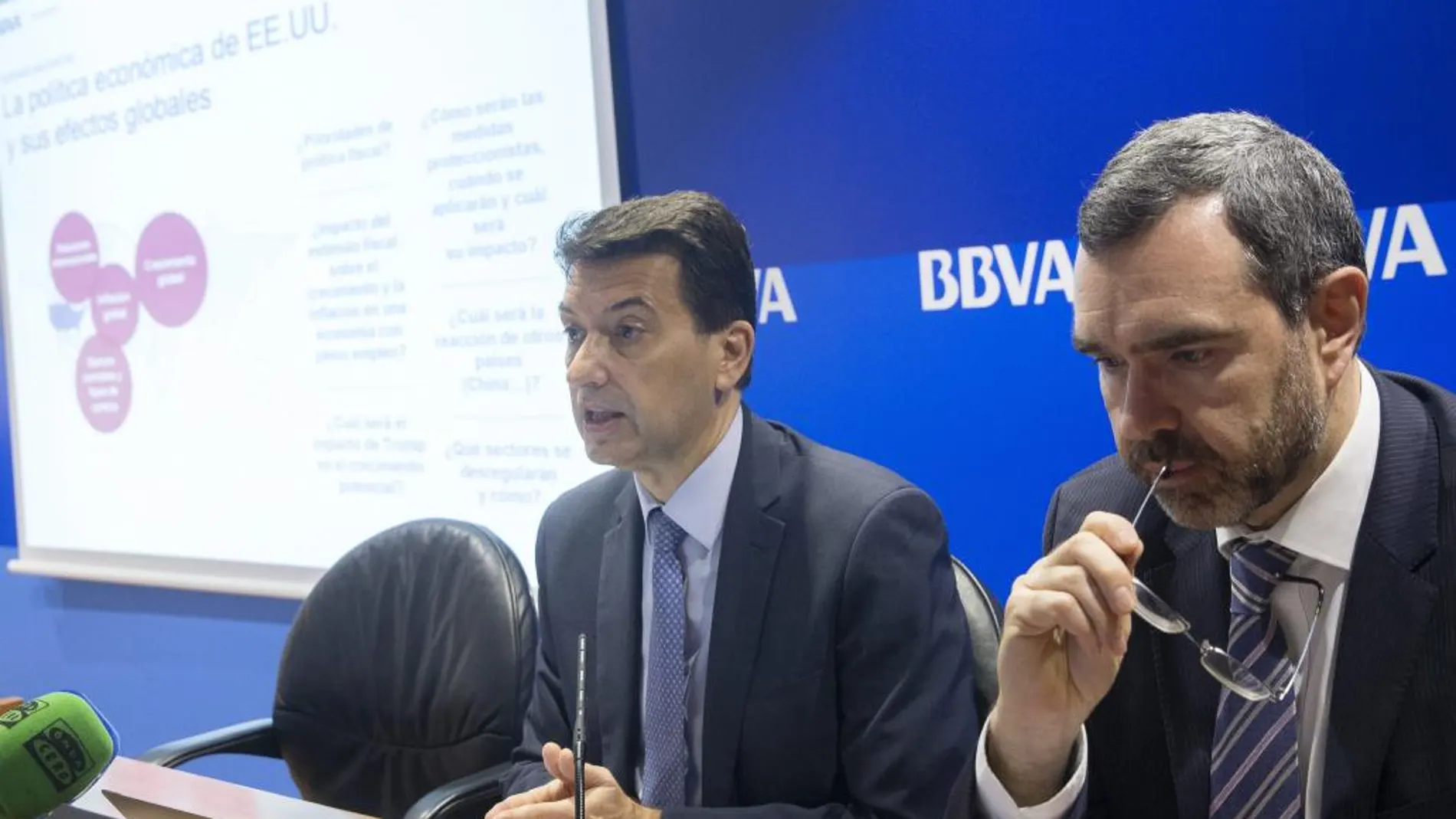 El responsable de Análisis Macroeconómico de BBVA Research, Rafael Doménech, y el director territorial de BBVA, Alberto Charro