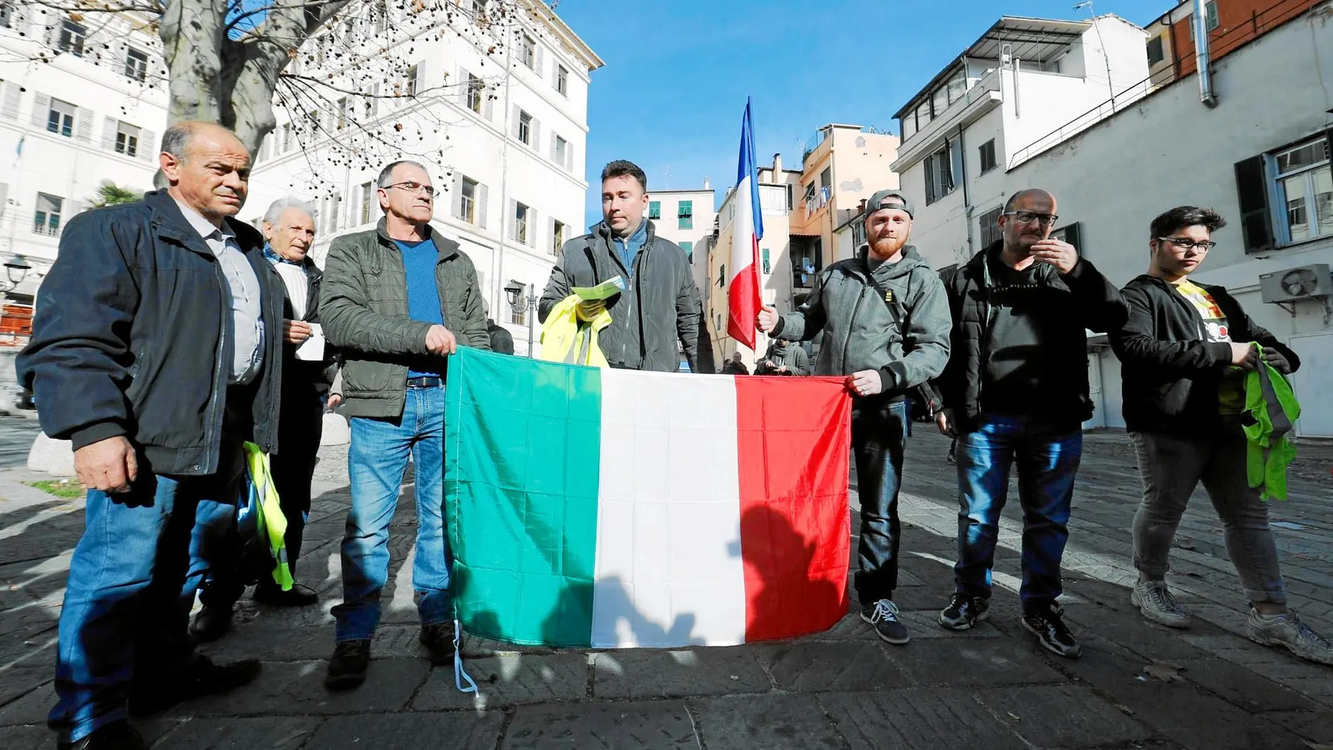 líder de los «chalecos», posa junto a activistas franceses e italianos, ayer, en San Remo (Italia) / Efe