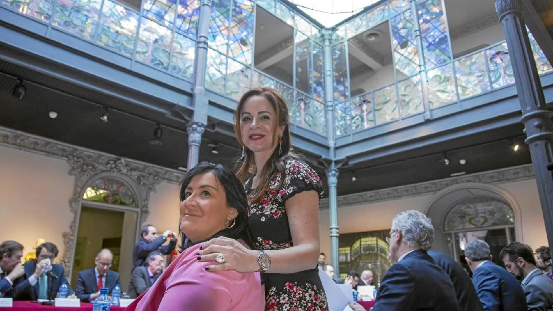 La presidenta de las Cortes, Silvia Clemente, junto a la vicepresidenta Ana Sánchez, antes de iniciar la Mesa en Salamanca
