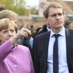 La canciller alemana Angela Merkel y el primer ministro candidato del partido CDU para Schleswig-Holstein Daniel, Guenther