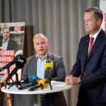 El ministro de Justicia sueco, Morgan Johansson (i), y el líder de los socialdemócratas (SAP), Anders Ygeman, ayer durante una rueda de prensa