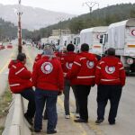 Un convoy de vehículos de Cruz roja que trabaja junto a la Media Luna Roja y a la ONU, de camino a Madaya