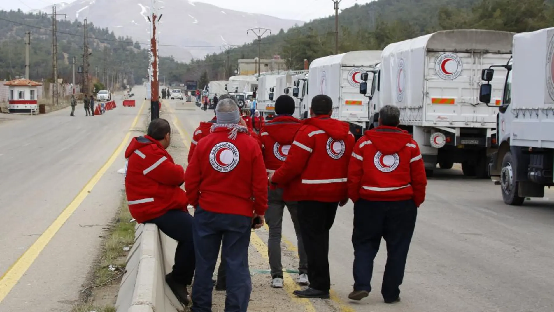 Un convoy de vehículos de Cruz roja que trabaja junto a la Media Luna Roja y a la ONU, de camino a Madaya