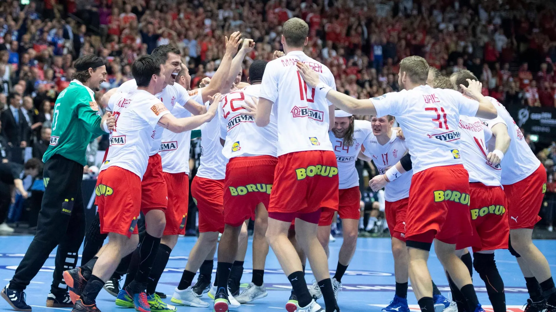 La selección danesa celebrando el título