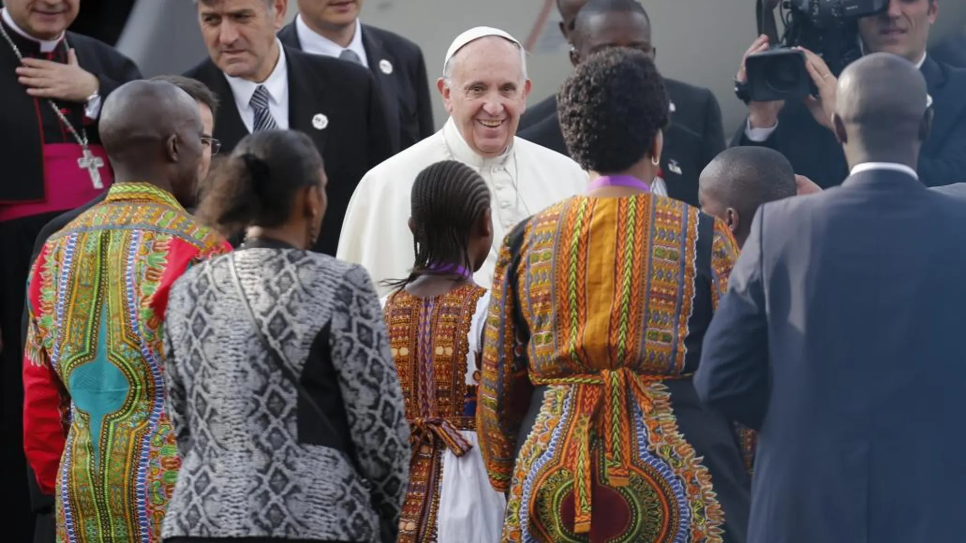 El Papa, a su llegada al aeropuerto Internacional Jomo Kenyatta de Nairobi, Kenia