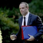 El ministro para el «brexit», Dominic Raab, tras una reunión en el 10 de Downing Street / Foto: Ap