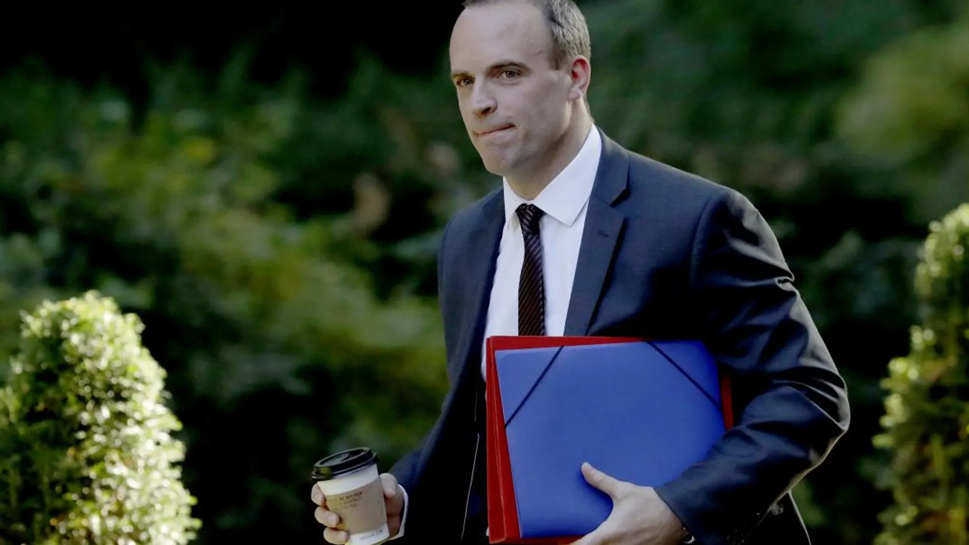 El ministro para el «brexit», Dominic Raab, tras una reunión en el 10 de Downing Street / Foto: Ap