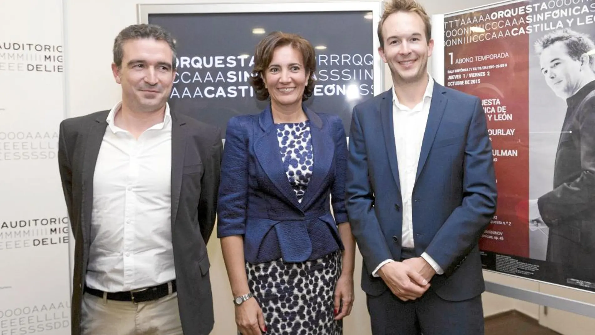 La consejera de Cultura y Turismo, María Josefa García Cirac, junto al director de la Oscyl, Andrew Gourlay y Jordi Gimeno