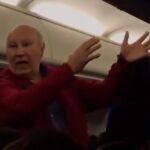 Momento en el que el pasajero español explicaba lo sucedido y pedía disculpas a los pasajeros antes de ser desalojado del avión