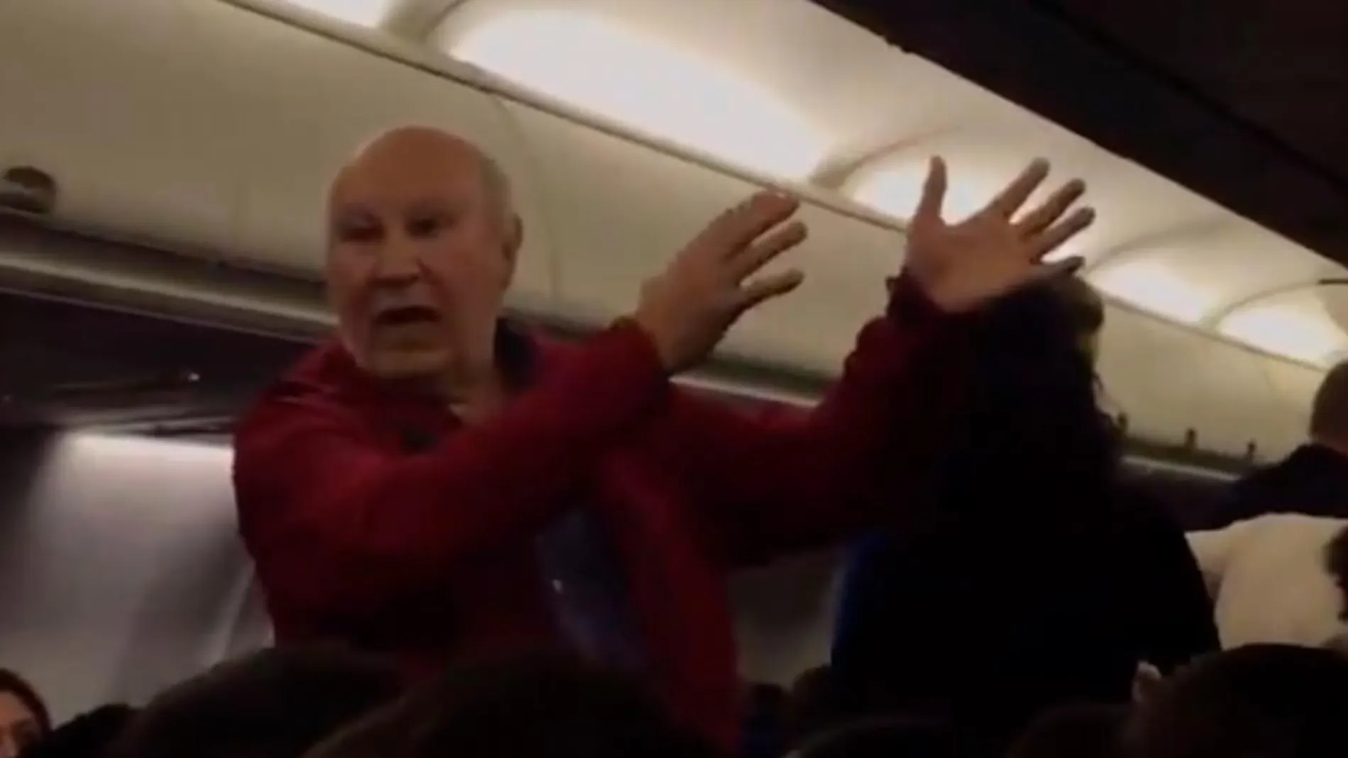 Momento en el que el pasajero español explicaba lo sucedido y pedía disculpas a los pasajeros antes de ser desalojado del avión