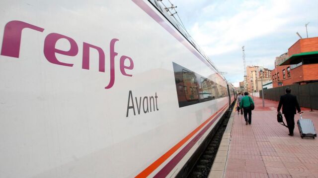 Salida del tren Avant desde la Estación de Campo Grande que une Valladolid y Madrid