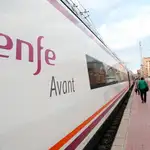 Salida del tren Avant desde la Estación de Campo Grande que une Valladolid y Madrid