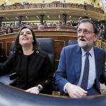 Rajoy, ayer, junto a Sáenz de Santamaría minutos antes de la intervención de Pedro Sánchez