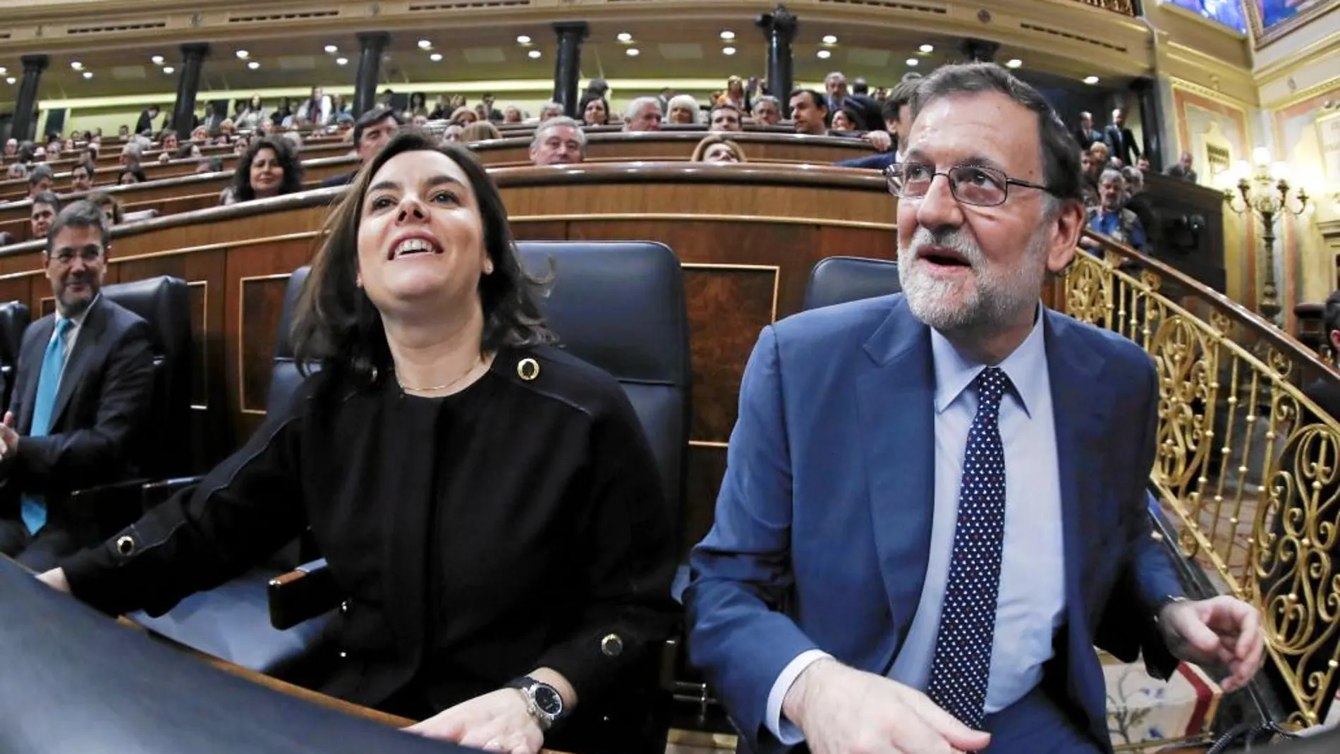 Rajoy, ayer, junto a Sáenz de Santamaría minutos antes de la intervención de Pedro Sánchez