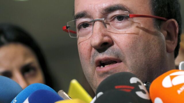 El secretario general del PSC, Miquel Iceta, realiza declaraciones a la prensa tras reunirse con Pedro Sánchez.