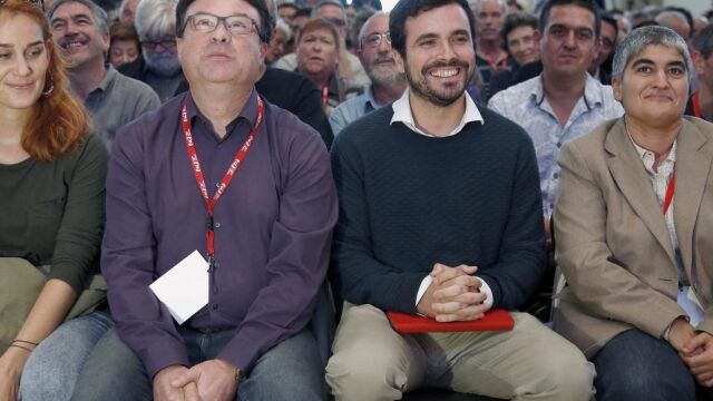 El coordinador general de IU, Alberto Garzón (dcha.) y el coordinador general de EUiA, Joan Josep Nuet (izq.) durante la clausura de la VII Asamblea de Esquerra Unida i Alternativa, celebrada hoy en Barcelona