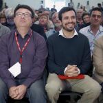 El coordinador general de IU, Alberto Garzón (dcha.) y el coordinador general de EUiA, Joan Josep Nuet (izq.) durante la clausura de la VII Asamblea de Esquerra Unida i Alternativa, celebrada hoy en Barcelona