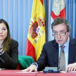 El consejero de la Presidencia y portavoz de la Junta, José Antonio de Santiago-Juárez, junto a la presidenta de ATA Castilla y León, Soraya Mayo, en la jornada sobre servicios
