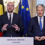 El primer ministro belga, Charles Michel (izq), y el ministro de Exteriores belga, Didier Reynders (dcha), hacen una declaración tras el acuerdo alcanzado respecto al acuerdo CETA