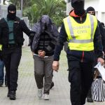 A.E.M. (c), iman marroquí de la mezquita Masllid al Fath de Ibiza, tras ser detenido por agentes de la Guardia Civil.