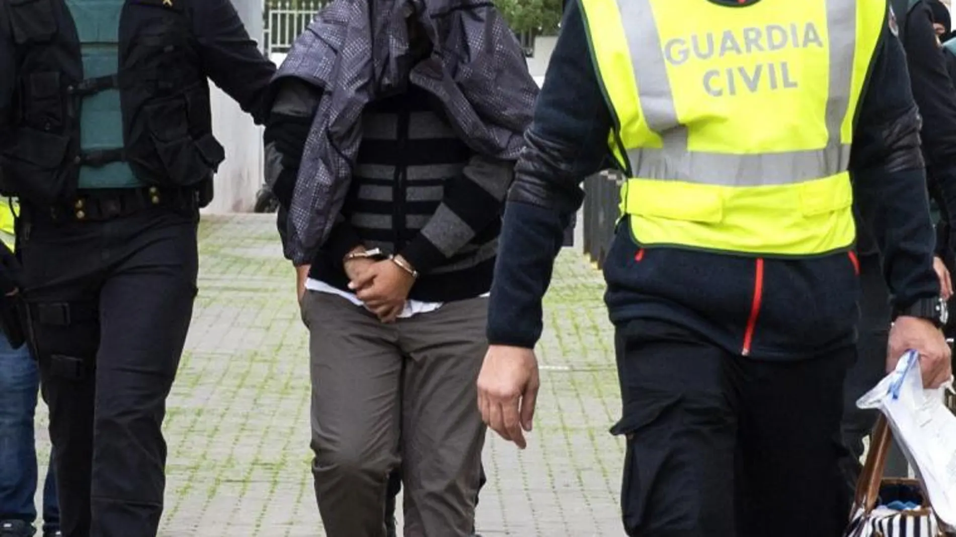 A.E.M. (c), iman marroquí de la mezquita Masllid al Fath de Ibiza, tras ser detenido por agentes de la Guardia Civil.