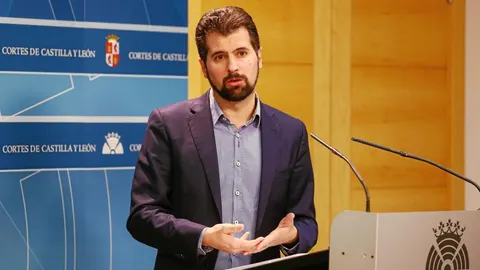 Luis Tudanca, secretario regional del partido del puño y la rosa, atiende a los medios e comunicación
