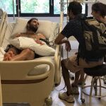 Piden ayuda urgente para traer a España desde Bali a un surfero enfermo de leucemia