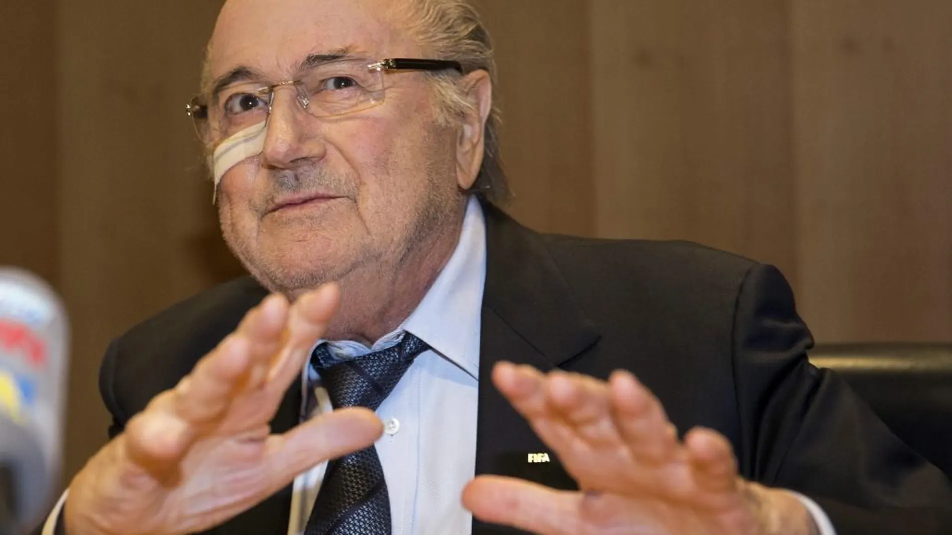 Blatter da una rueda de prensa en respuesta al veredicto del Comité de Ética de la FIFA, en la antigua sede de la FIFA, el Hotel Sonnenberg, en Zúrich