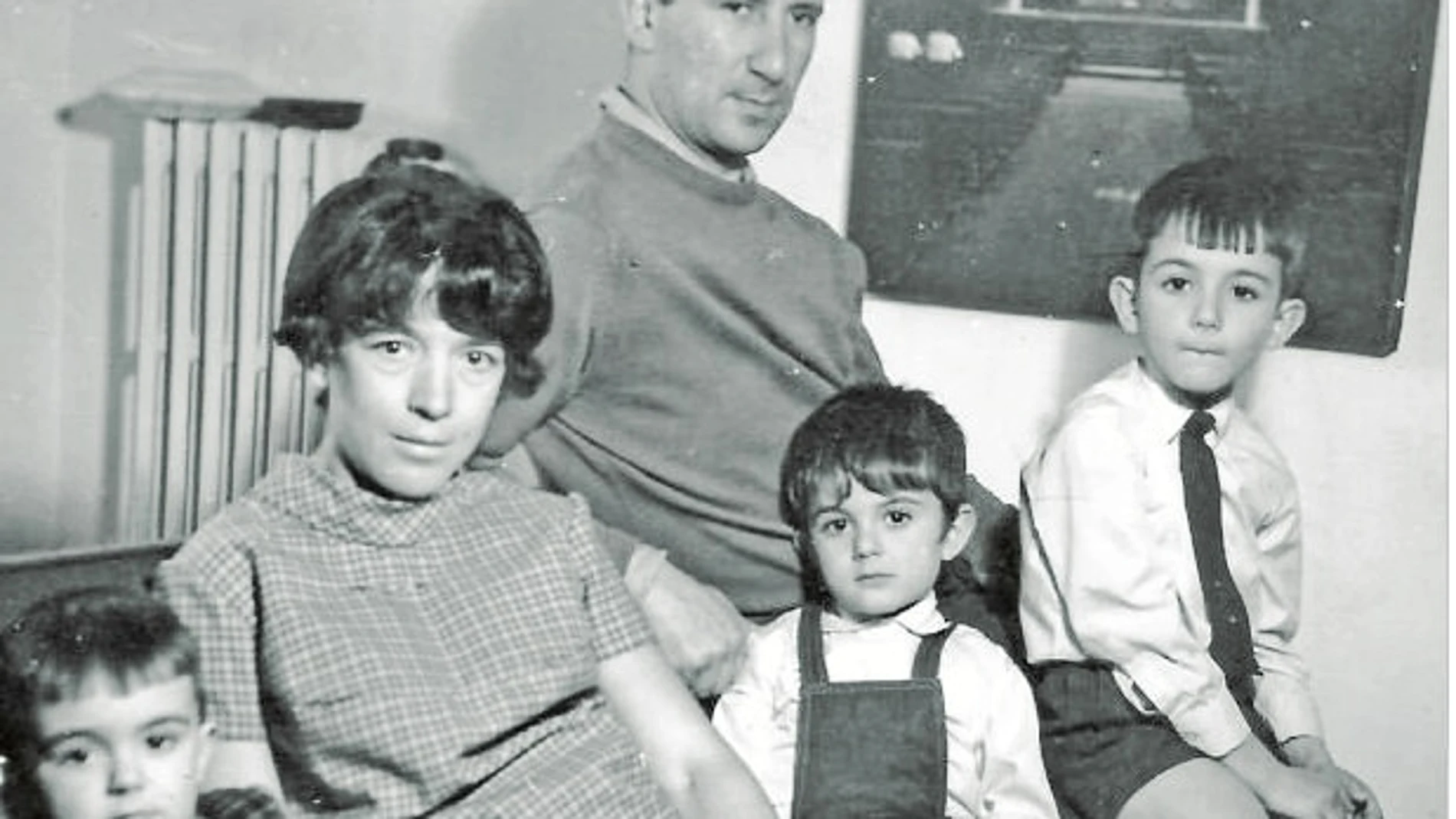 La familia y uno más Lucio Muñoz y Amalia Avia tenían tres hijos en esta imagen de 1967. El cuarto, en camino en la fotografía, es Rodrigo, el autor de «La casa de los pintores».