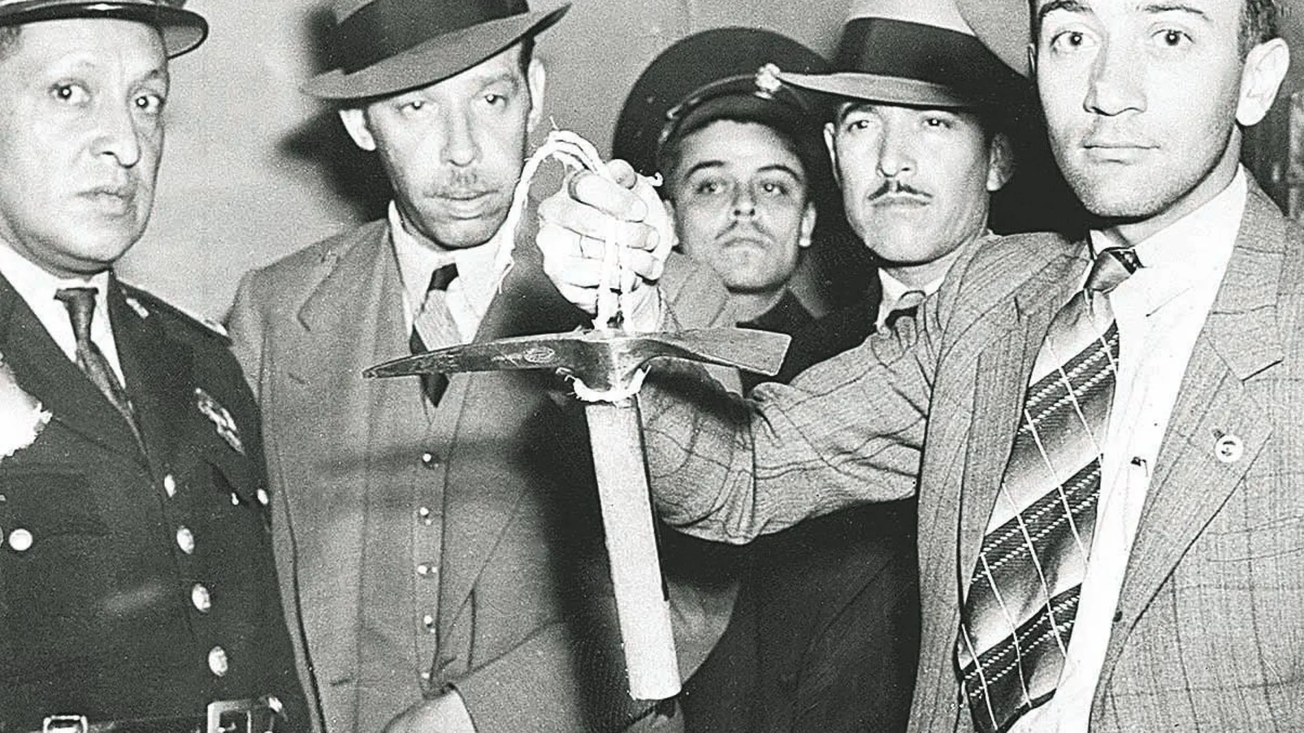 Un policía sostiene el piolet con que Ramón Mercader asesinó a Trotsky