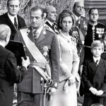 Don Juan Carlos, el día de su proclamación como Rey de España, junto a Doña Sofía y el Rey Felipe VI y las infantas Elena y Cristina, en el Congreso de los Diputados