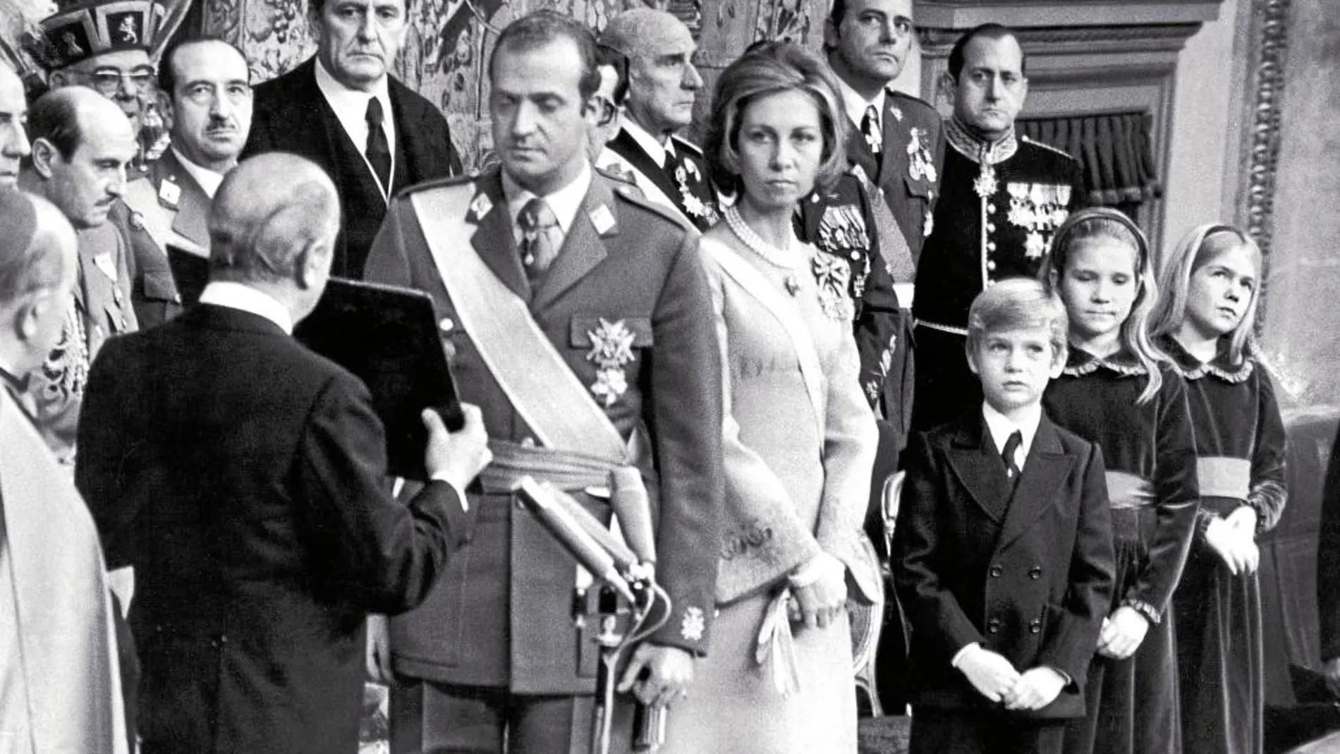 Don Juan Carlos, el día de su proclamación como Rey de España, junto a Doña Sofía y el Rey Felipe VI y las infantas Elena y Cristina, en el Congreso de los Diputados