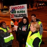 Miembros de la Plataforma por la Liberalización de la AP-1 muestran su alegría en las primeras horas en que la autopista se convierte en autovía