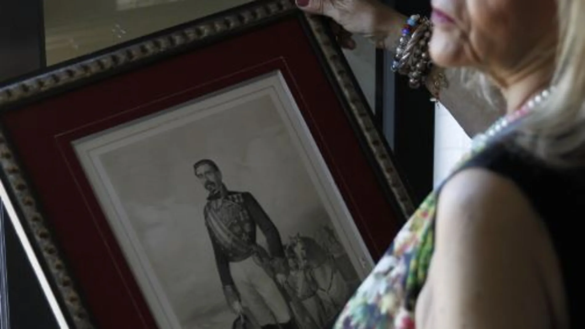 Asunción sostiene un retrato de Manuel Gasset, su tatarabuelo