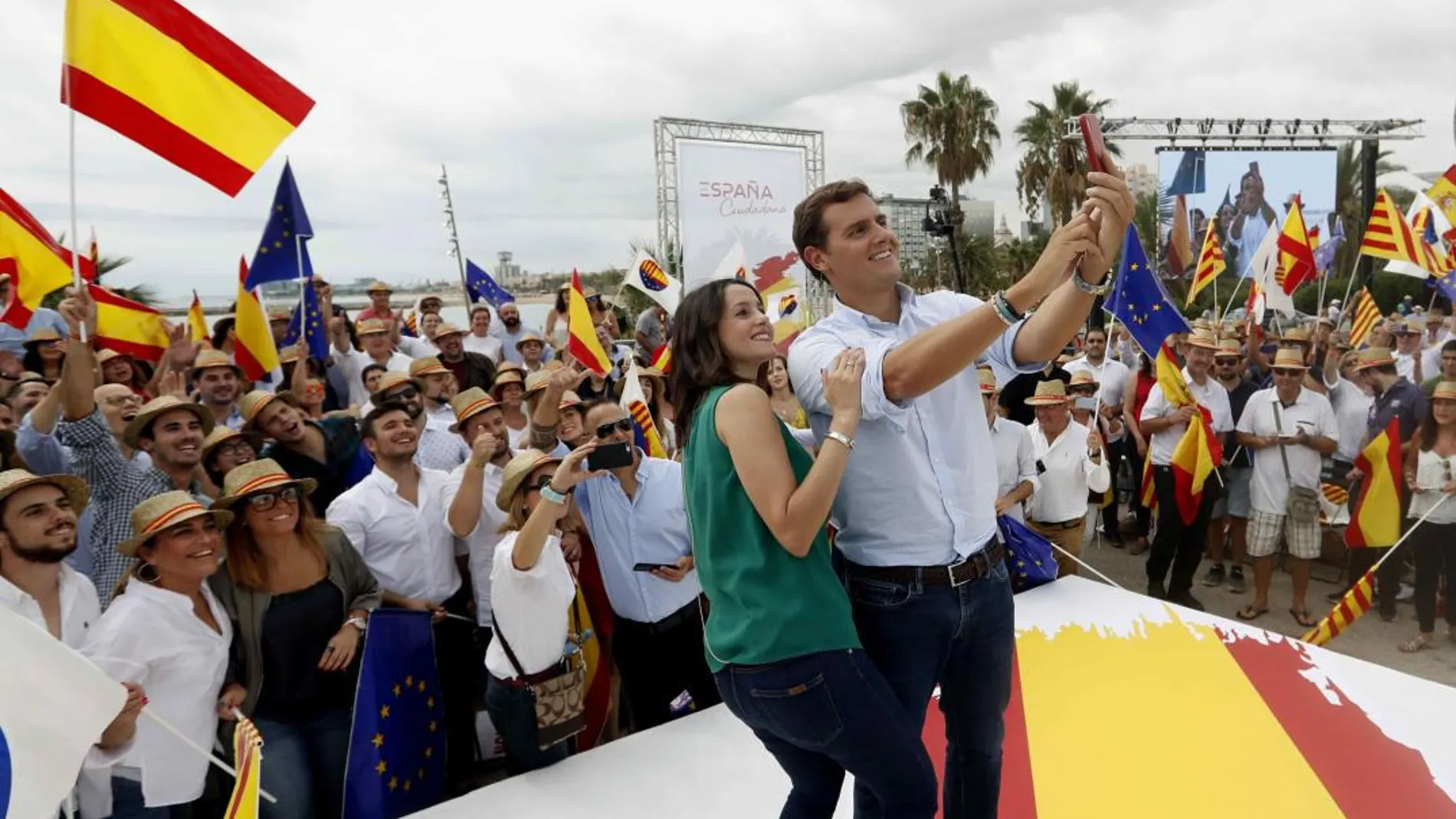 El presidente de Ciudadanos, Albert Rivera, y la líder del partido en Cataluña, Inés Arrimadas, se hacen un selfie tras un acto en Barcelona. Foto: Efe /Toni Albir