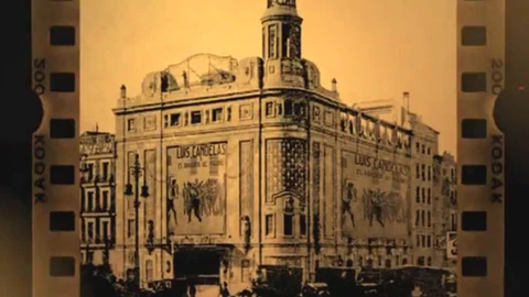 Fotografía de archivo de los cines Callao hace 90 años con su primera película, "Luis Candelas, el bandido de Madrid",