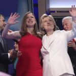 Hillary Clinton (d) junto a su hija Chelsea Clinton (i) en el último día de la Convención Demócrata en el Wells Fargo Center en Filadelfia (Estados Unidos)
