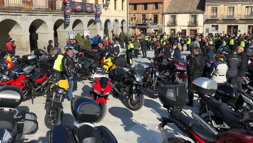 Villacastín (Segovia) reúne a más de 250 moteros de toda España en el primer ‘Motoalmuerzo’ de La Leyenda Continúa