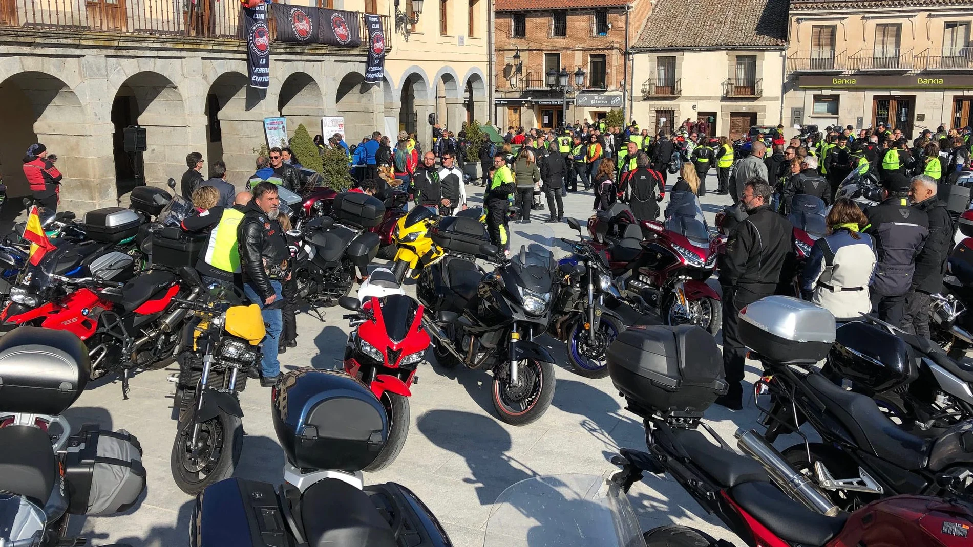 Villacastín (Segovia) reúne a más de 250 moteros de toda España en el primer ‘Motoalmuerzo’ de La Leyenda Continúa