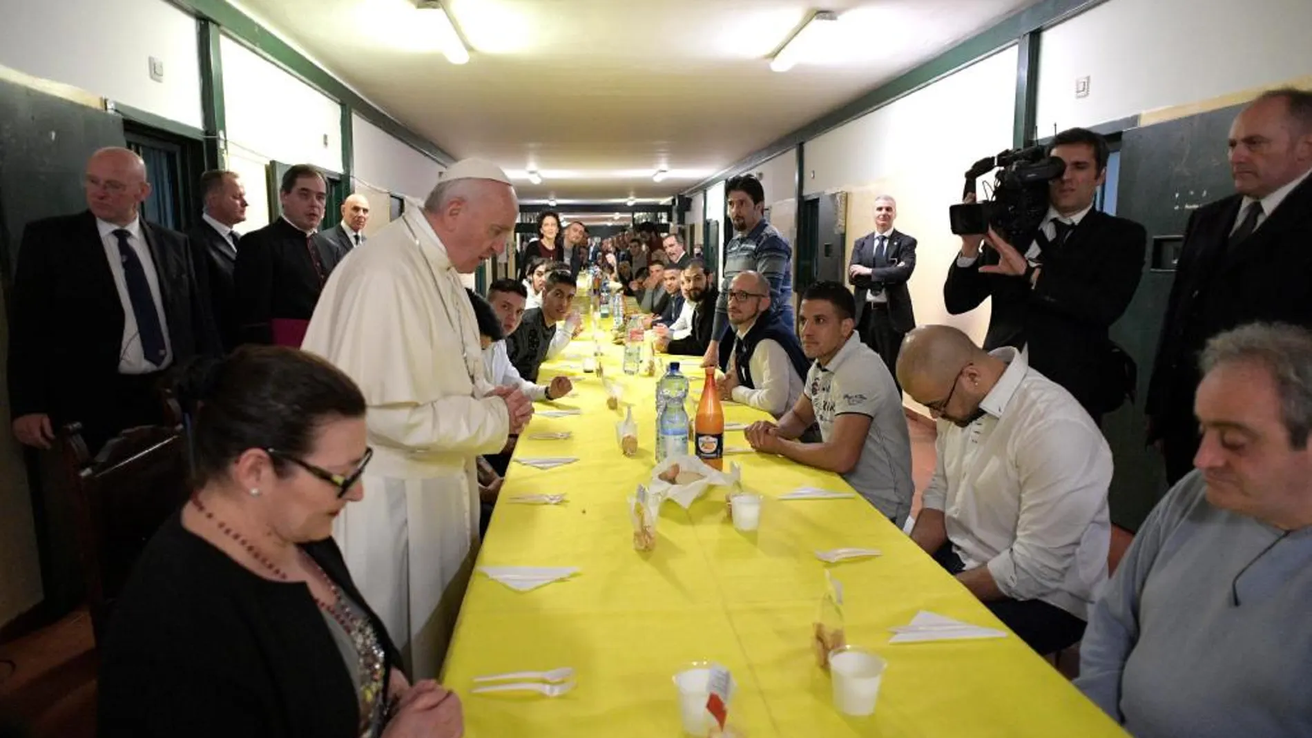El Papa durante la comida en la prisión